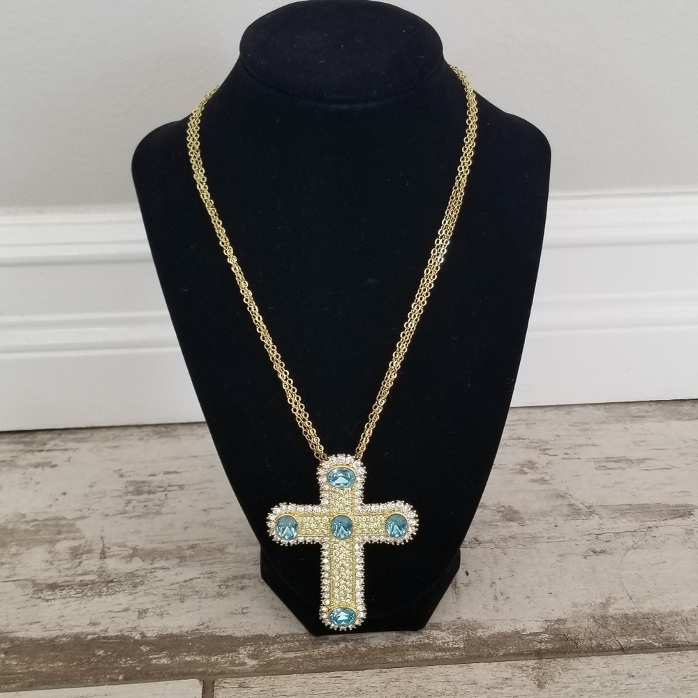 Triple row necklace with pendant